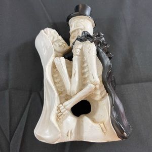 Wedding Kissing Skeletons figurines